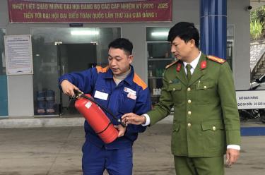 Lực lượng cảnh sát phòng cháy, chữa cháy và cứu hộ, cứu nạn Công an tỉnh hướng dẫn nhân viên Công ty Xăng dầu Yên Bái sử dụng các thiết bị chữa cháy.