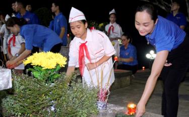 Tuổi trẻ Yên Bái thắp nến tri ân các anh hùng liệt sỹ nhân Ngày Thương binh - Liệt sỹ. (Ảnh: Thu Trang)