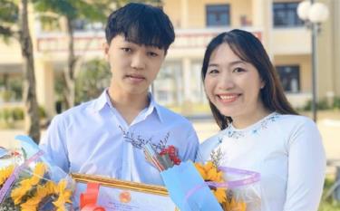 Học sinh Đặng Văn Quang cùng cô giáo Trường THPT Chuyên Lê Thánh Tông, TP. Hội An.