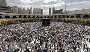 Tín đồ Hồi giáo tại Nhà thờ Lớn ở Thánh địa Mecca. (Ảnh: AFP/TTXVN)