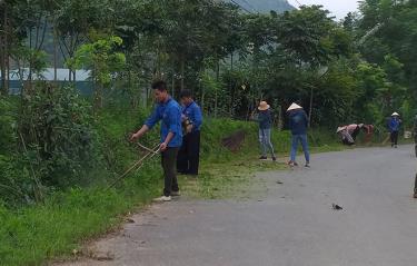 Đoàn viên thanh niên xã Hồng Ca tham gia vệ sinh các tuyến đường giao thông trên địa bàn xã.