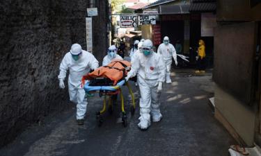 Các nhân viên y tế di chuyển thi thể một bệnh nhân Covid-19 tại thành phố Bandung, Indonesia, hôm 18/7. Ảnh: AFP.