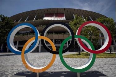 Biểu tượng Olympic tại khu vực sân vận động Olympic ở Tokyo, Nhật Bản, ngày 20/7/2021.