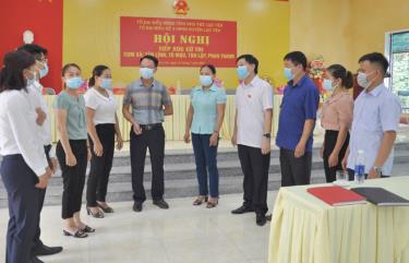 Đồng chí Vũ Quỳnh Khánh – Uỷ viên Ban Thường vụ Tỉnh uỷ, Phó Chủ tịch  HĐND tỉnh cùng các đại biểu HĐND tỉnh, huyện Lục Yên trao đổi với cử tri.