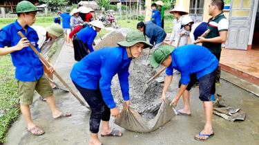 Các tổ chức đoàn thể và nhân dân huyện Lục Yên tích cực tham gia xây dựng hạ tầng nông thôn.
