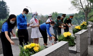 Lãnh đạo Tỉnh đoàn cùng các đơn vị lực lượng vũ trang, đoàn viên thanh niên, thanh thiếu nhi thắp hương lên các phần mộ liệt sỹ.
