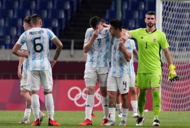 Cầu thủ Argentina buồn bã sau khi bị loại.