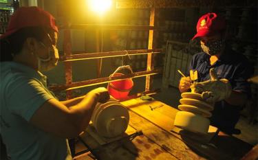 Workers of the Hoang Lien Son Technical Ceramics JSC.
