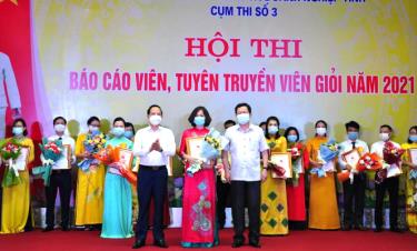 Ban tổ chức trao giải Nhất cho thí sinh Nguyễn Thị Thu thuộc Đảng bộ Sở GD&ĐT.