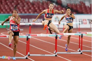 Quách Thị Lan (giữa) trong phần thi chung kết 400 m rào nữ tại Asian Games 2018.