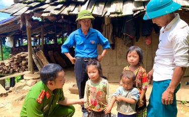 Những đứa trẻ chịu ảnh hưởng nặng nề của ma túy là đối tượng cần được đặc biệt quan tâm, chăm sóc, giáo dục ở vùng cao Mù Cang Chải.