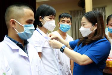 Vu Thi Hien Hanh, Vice Chairman of the People’s Committee of Yen Bai, and deputy head of the Steering Committee for COVID-19 Prevention and Control, stick the Yen Bai logo to the white blouses of the medical staff before their leaving.

Bidding farewell to the medical staff sent to HCM City to assist the city in COVID-19 fight.