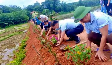 Lãnh đạo huyện Yên Bình tham gia “Ngày cuối tuần cùng dân” tại xã Mỹ Gia.