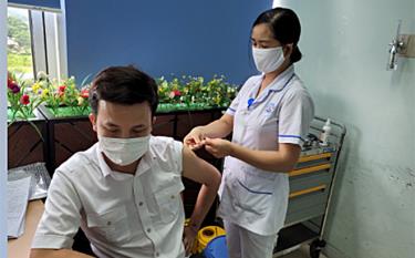 Yên Bái phấn đấu hết năm 2021 có tối thiểu 50% dân số từ 18 tuổi trở lên được tiêm vắc xin và đến hết quý I/2022 có trên 70% dân số được tiêm vắc xin phòng Covid-19. (Ảnh: Minh Huyền)