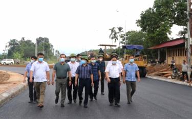 Lãnh đạo huyện Trấn Yên, Sở Giao thông - Vận tải thị sát tuyến đường vừa hoàn thành.