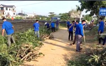 Đoàn viên thanh niên thị trấn Mậu A tham gia vệ sinh các tuyến đường giao thông trên địa bàn.