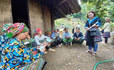 Cán bộ Hội Liên hiệp Phụ nữ xã Suối Giàng, huyện Văn Chấn tuyên truyền về phòng, chống mua bán người cho hội viên, phụ nữ.