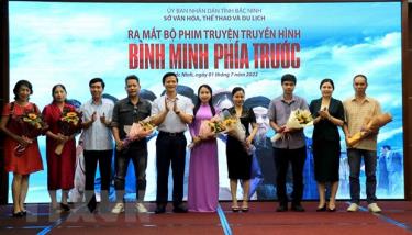 Lãnh đạo tỉnh Bắc Ninh tặng hoa cho Đoàn làm phim 'Bình minh phía trước.'