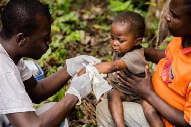 Điều trị cho bệnh nhân mắc bệnh đậu mùa khỉ. (Ảnh: AFP/TTXVN)