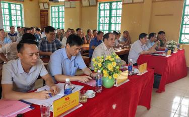 Phó Bí thư Thường trực Tỉnh ủy Tạ Văn Long cùng đác đại biểu dự sinh hoạt tại Chi bộ thôn Kè, xã Đại Lịch.