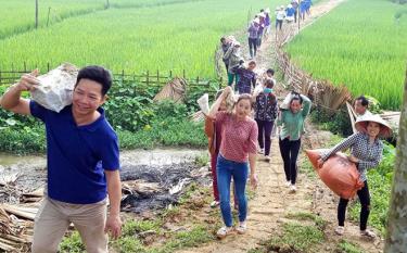 Lãnh đạo xã An Phú cùng đoàn viên thanh niên và nhân dân vận chuyển vật liệu làm nhà cho hộ chị Triệu Thị Thủy ở thôn Đồng Dân.