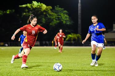 Thanh Nhã (19) trong pha đột phá trước khi dứt điểm ghi bàn nâng tỷ số 3-0 cho Việt Nam.