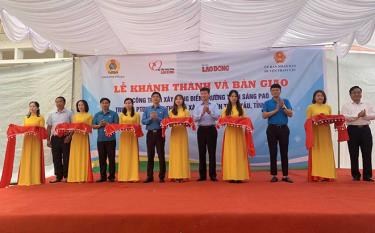 Đồng chí Trần Huy Tuấn – Chủ tịch UBND tỉnh và các đại biểu cắt bằng khánh thành và bàn giao và bàn giao công trình điểm trường thôn Sáng Pao.