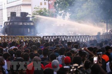 Cảnh sát phun nước để giải tán đám đông biểu tình ở Colombo, Sri Lanka, ngày 8/7 (Ảnh: AFP/TTXVN)