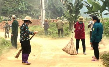 Hội viên Hội Nông dân xã Đại Đồng vệ sinh môi trường, giữ sạch các tuyến đường giao thông nông thôn.