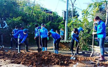 Đoàn viên thanh niên thị xã Nghĩa Lộ tham gia hoạt động tình nguyện làm “Nhà nhân ái” cho hộ nghèo có hoàn cảnh đặc biệt khó khăn tại thôn Nậm Đông 2, xã Nghĩa An.