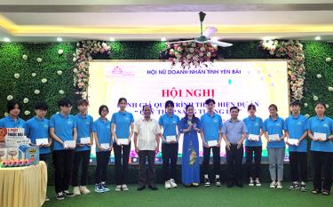 Hội Nữ doanh nhân tỉnh phối hợp với Hội Khuyến học tỉnh, Sở Giáo dục và Đào tạo trao học bổng cho các em học sinh vượt khó học giỏi.