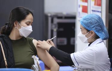 Nhân viên y tế tiêm vaccine phòng COVID-19 cho người dân.