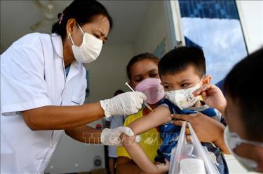 Nhân viên y tế tiêm vaccine ngừa COVID-19 cho người dân ở Phnom Penh, Campuchia.