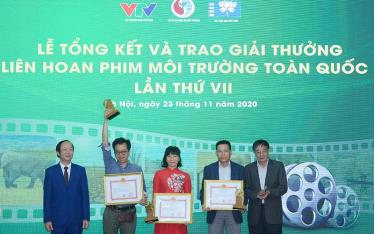 Trao giải cho các tác phẩm đạt giải A, liên hoan phim môi trường toàn quốc lần thứ 7 năm 2020. (Ảnh: Trung tâm Truyền thông tài nguyên và môi trường)