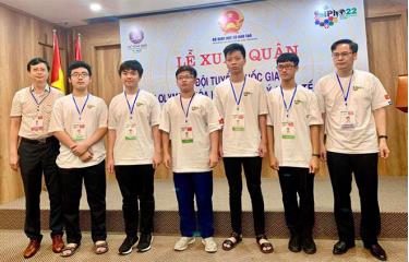 5 học sinh Việt Nam tham dự Olympic Vật lí quốc tế 2022 (đứng giữa). Ảnh: moet.gov.vn