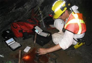 Kidd Mine, gần Timmins, Ontario, Canada là mỏ kim loại cơ bản sâu nhất trên thế giới. Đáy của trục số 4 tại Kidd Creek Mine D sâu tới 3.014,3 mét dưới bề mặt và 2.735 mét dưới mực nước biển, đây cũng được coi là điểm phi biển sâu nhất có thể tiếp cận được trên Trái đất.