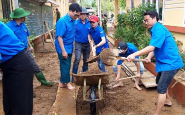 Đoàn viên thanh niên huyện Trấn Yên giúp vệ sinh môi trường, khắc phục hậu quả mưa lũ tại một trường học. (Ảnh: Thiên Cầm)