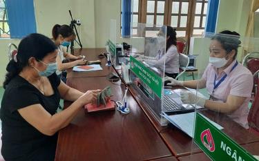 Khách hàng giao dịch tại Agribank Chi nhánh tỉnh Yên Bái.