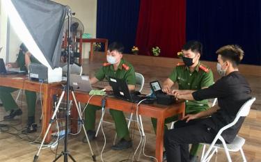 Cán bộ, chiến sĩ Công an huyện Yên Bình tổ chức làm căn cước công dân cho người dân.