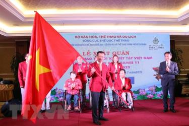 Đoàn thể thao người khuyết tật Việt Nam nhận cờ từ lãnh đạo Bộ Văn hóa, Thể thao và Du lịch.