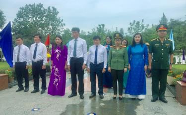 Đoàn đại biểu tỉnh Yên Bái viếng nghĩa trang liệt sỹ Hàng Dương 

