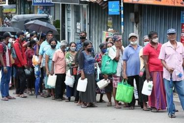 Người dân xếp hàng mua dầu hỏa tại Colombo (Sri Lanka), ngày 17/6/2022.