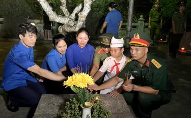 Lãnh đạo Tỉnh đoàn và các đại biểu dâng hương, dâng hoa, thắp nến tri ân tại các phần mộ anh hùng liệt sỹ.
