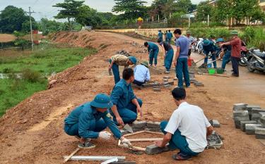 Cán bộ, chiến sĩ Ban CHQS thành phố Yên Bái góp công làm đẹp các tuyến đường giao thông.