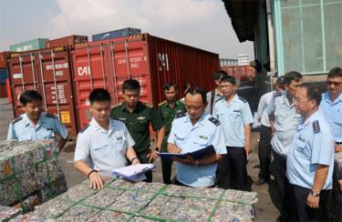 Lực lượng chức năng kiểm tra thùng container trước đó.