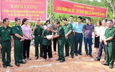 Chi hội Doanh nhân Cựu chiến binh thành phố Yên Bái trao tiền hỗ trợ làm nhà cho cựu chiến binh Đỗ Thị Duyên, xã Tân Thịnh, thành phố Yên Bái có hoàn cảnh khó khăn về nhà ở.
