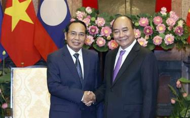 President Nguyen Xuan Phuc (R) and visiting Lao Vice President Bounthong Chitmany.