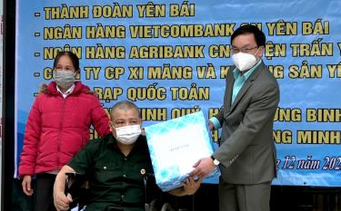 Secretary of the Party Committee of Yen Bai city Do Duc Minh presents gifts to a policy beneficial family in Dong Tam ward.
