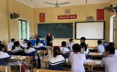 A lesson of students at Gioi Phien Primary-Secondary School in Yen Bai city.