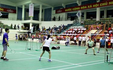 Các VĐV tham gia tranh tài nội dung đôi nam nữ ở môn thi đấu cầu lông tại Đại hội TDTT tỉnh Yên Bái lần thứ IX.